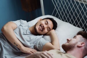 Twee mannen in bed